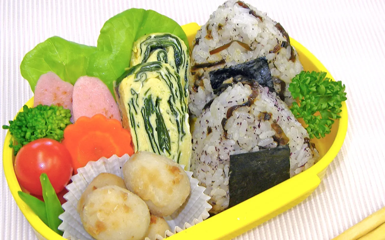 甘じょっぱおにぎりと里芋コロコロ焼き＆ワカメの出汁巻き卵　弁当