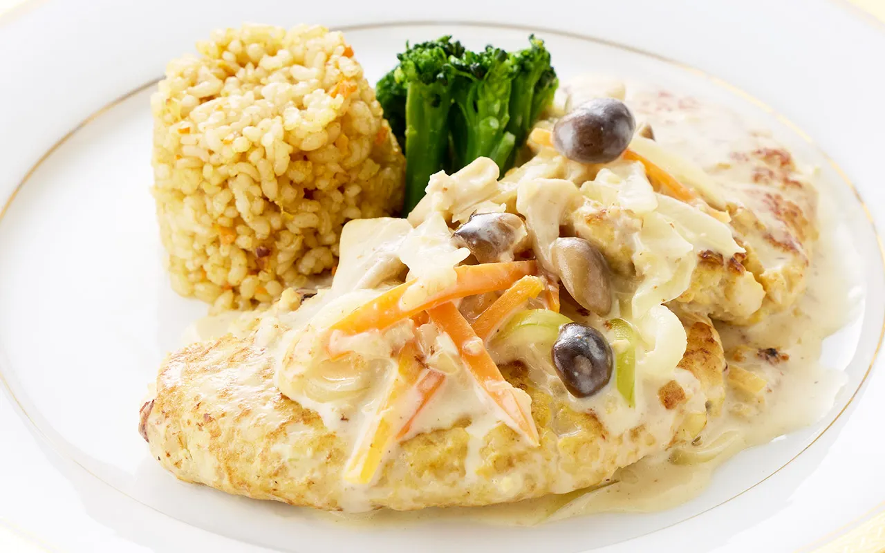 玄米バーグのクリーム煮とカレーピラフ